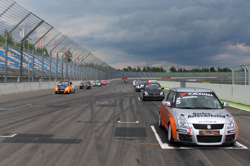 Imponerende baneanlæg på Lausitzring, der både har en oval og en normal banevariant. Yokohama 1600 Challenge kørte på en kombination af begge.
(Foto: JJ Media)